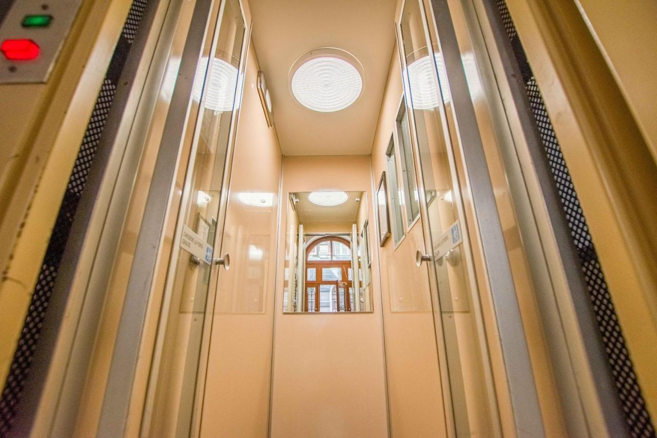 Casa Vacanze Al Teatro Триест Екстериор снимка